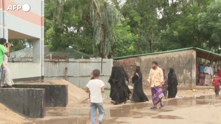 Bangladesh, si avvicina il ciclone Mocha: la gente si rifugia in una scuola a Teknaf