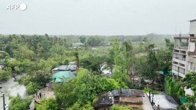 Il ciclone Mocha colpisce il Bangladesh, piogge e venti incessanti nella citta' di Teknaf