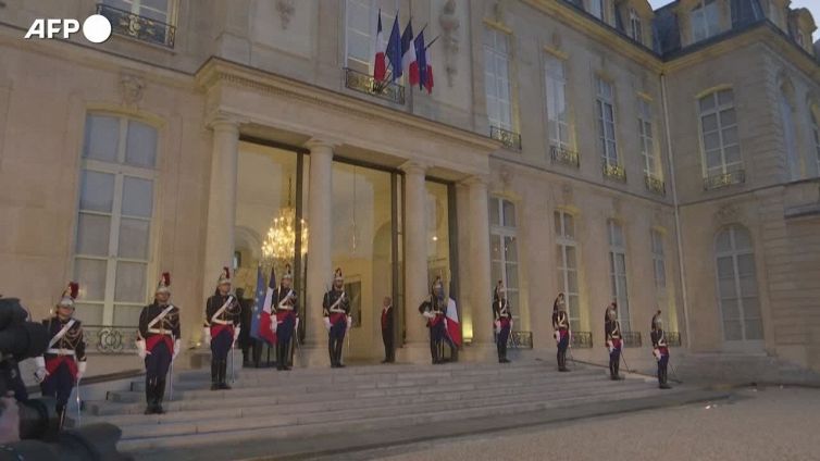 Zelensky a Parigi per incontro con Macron, Francia promette invio di nuovi carri armati