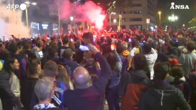 Spagna, i tifosi del Barcellona festeggiano la vittoria della Liga