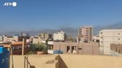 Sudan, continuano i combattimenti: colonne di fumo si levano in cielo a Khartoum