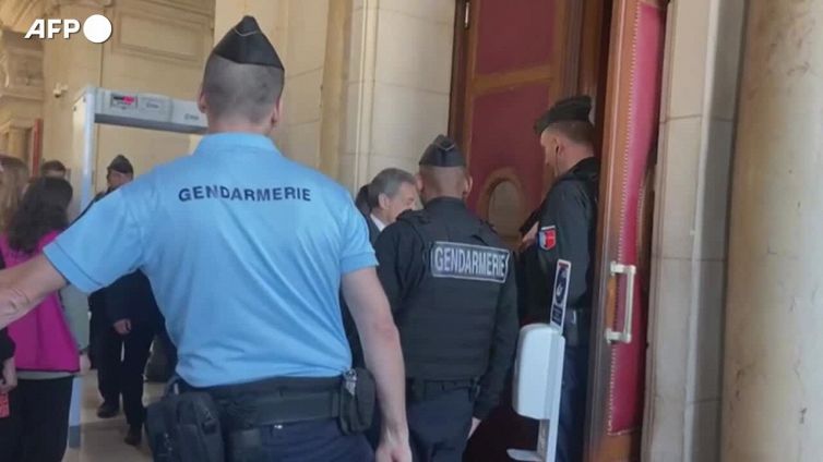 Sarkozy condannato, evita il carcere ma dovra' indosssare per un anno un braccialetto elettronico