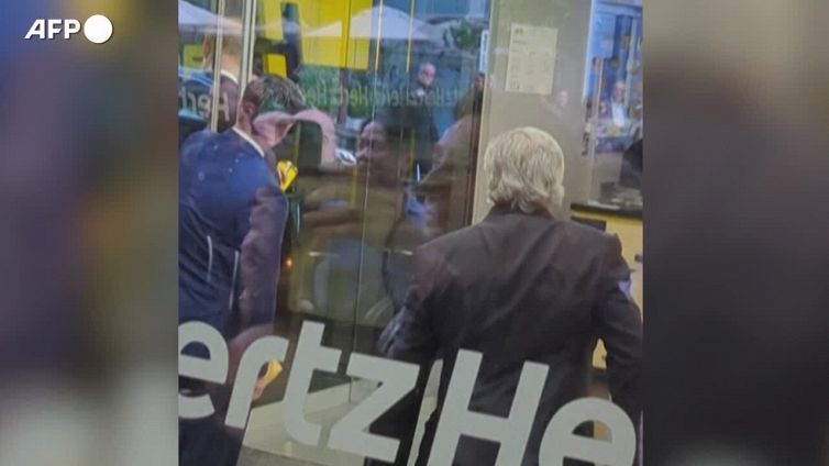 Usa, Harry e Meghan inseguiti in auto dai paparazzi: tragedia sfiorata