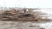 Maltempo, gli operatori balneari di Rimini ripuliscono le spiagge a tempo record