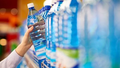 Anche l'acqua in bottiglia scade: come conservarla al meglio