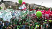 Sindacati sfilano a Napoli, bocciata l'autonomia