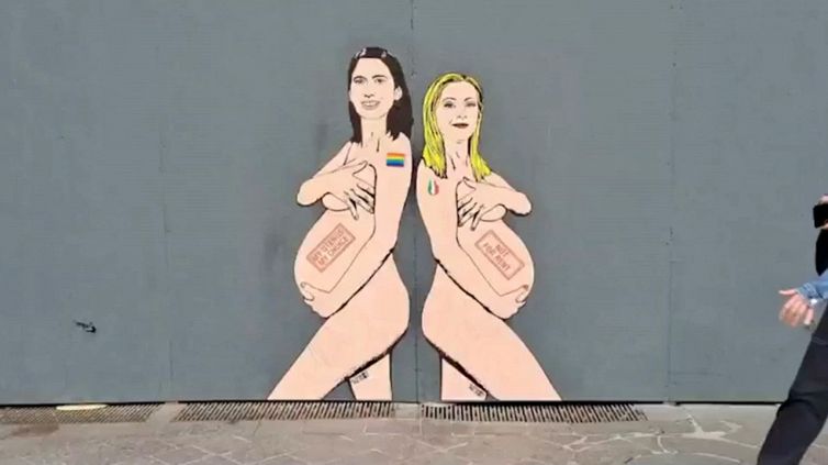 Schlein e Meloni nude e incinte in un murale a Milano