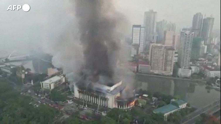 Incendio nelle Filippine, distrutto lo storico ufficio postale di Manila