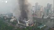 Incendio nelle Filippine, distrutto lo storico ufficio postale di Manila