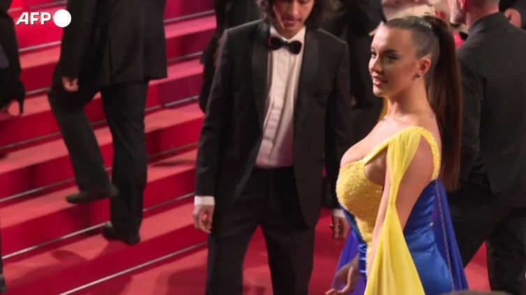 Cannes, donna vestina con i colori ucraini si cosparge di sangue finto