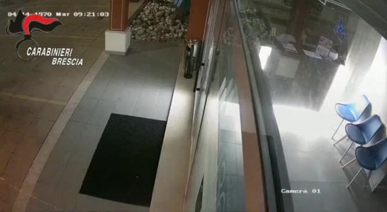 Colpi di kalashnikov contro un poliambulatorio medico a Brescia