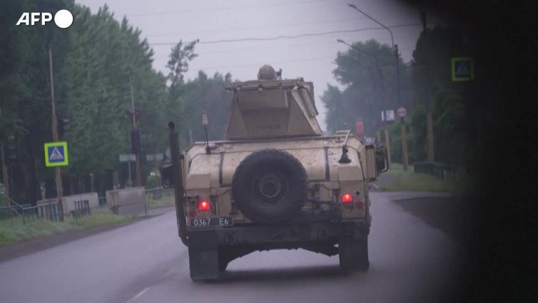 Zelensky visita il fronte di Donetsk e consegna premi alle truppe