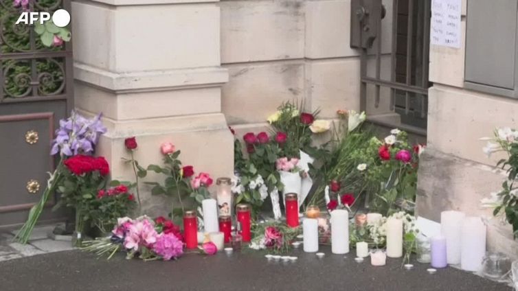 Fiori e candele davanti alla casa di Tina Turner in Svizzera