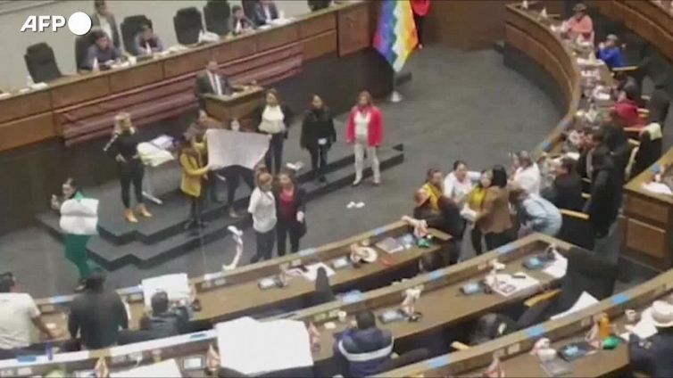 Bolivia, lite tra deputati in parlamento: rissa con spintoni e urla durante una seduta
