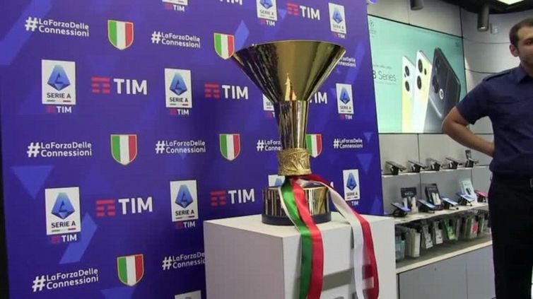 La coppa dello scudetto è a Napoli: tifosi in fila per scattare selfie