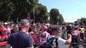 Giro d'Italia, via all'ultima tappa - passerella di Roma: ovazione per Roglic
