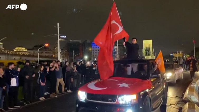 Elezioni in Turchia, l'esultanza dei sostenitori di Erdogan a Istanbul