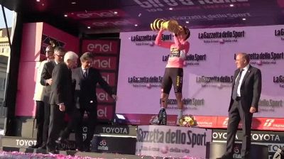 Giro d'Italia, Sergio Mattarella consegna il premio a Primoz Roglic