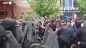 Kosovo, scontri fra manifestanti serbi e polizia: feriti anche 34 militari Nato