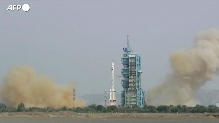La Cina invia il suo primo astronauta civile nello spazio