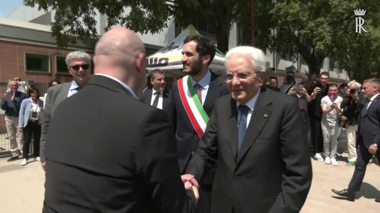 Mattarella a Cesena, volontari gli donano il gilet con la scritta "tin bota"