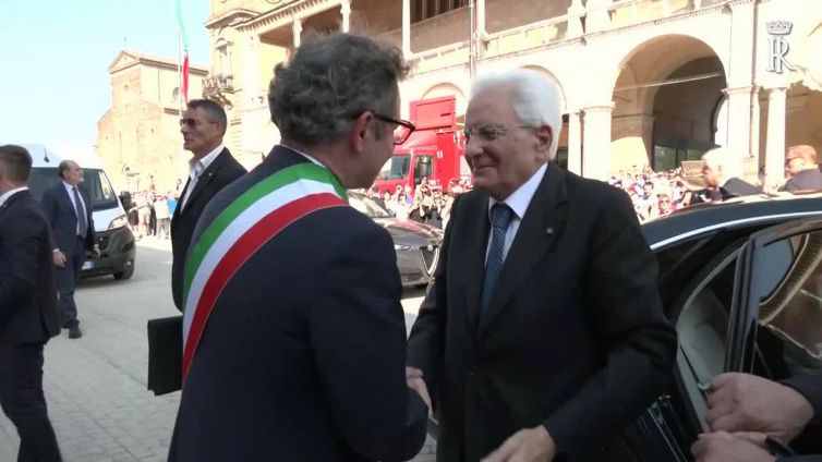 Mattarella a Faenza, firma una copia della Costituzione