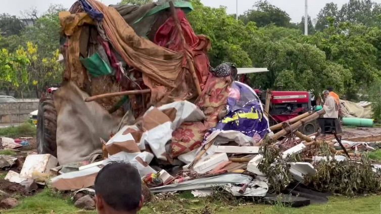 Pakistan, demolito campo profughi afghano a Islamabad