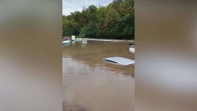 La bomba d'acqua è paurosa: sommersa concessionaria