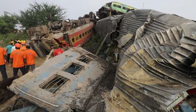 Scontro fra treni in India: cosa ha provocato la strage