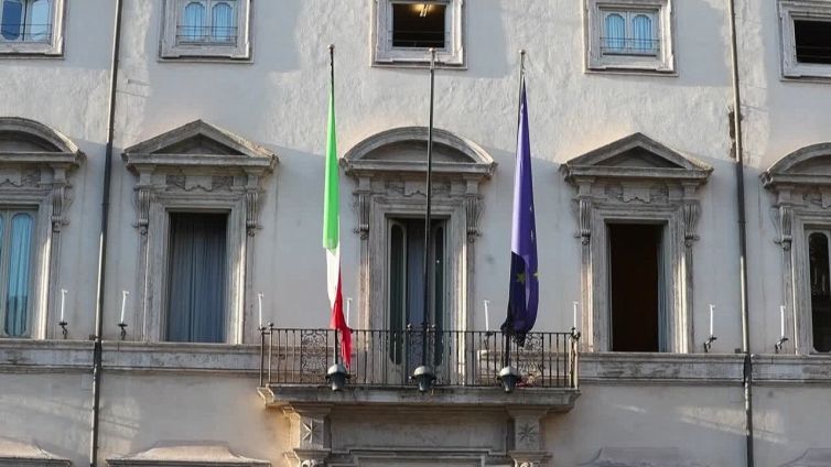 Opposizione divisa sulle armi, il M5s sfida il Pd