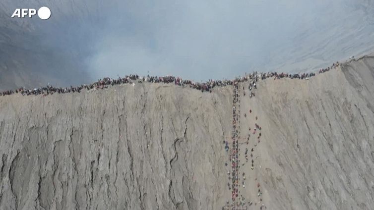 Indonesia, fedeli indu' scalano un vulcano per il rituale del Kesodo