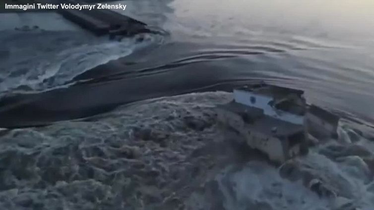 Ucraina, colpita la diga di Nova Kakhovka, nella regione di Kherson