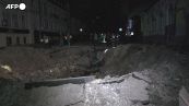 Attacco missilistico russo colpisce Kharkiv: danni a edifici e cratere in strada