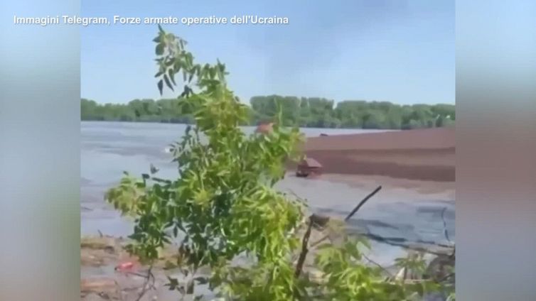 Attacco a diga a Nova Kakhovka: case trascinate dall'acqua