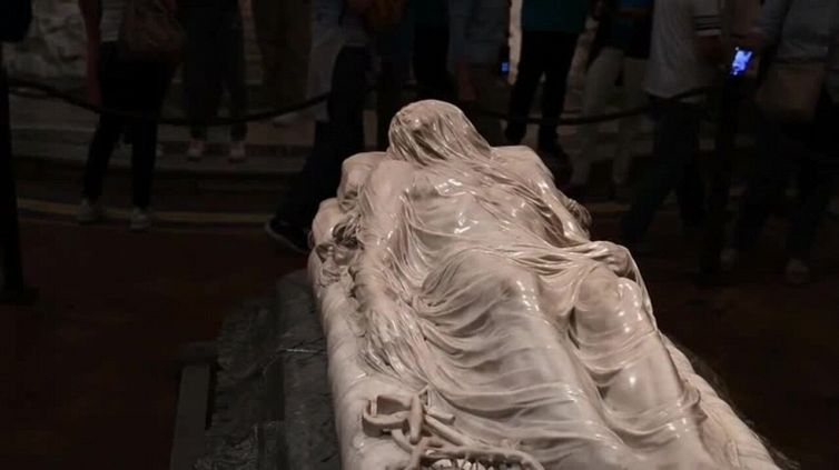 Per lo scudetto del Napoli selfie anche con il Cristo velato