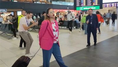 Si mettono a cantare all'aeroporto: le loro voci sono incredibili