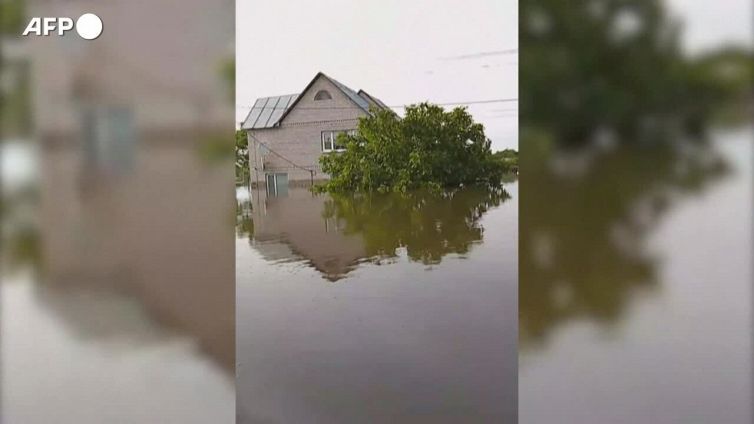 Ucraina, strade allagate a Nova Kakhovka dopo il crollo della diga