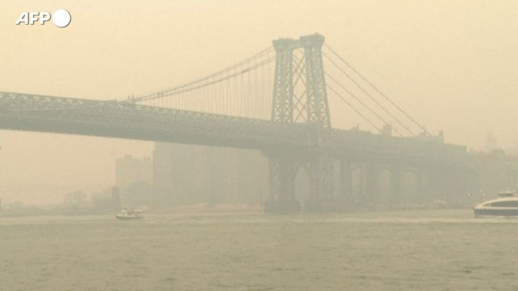 Il cielo di New York avvolto da una coltre arancione