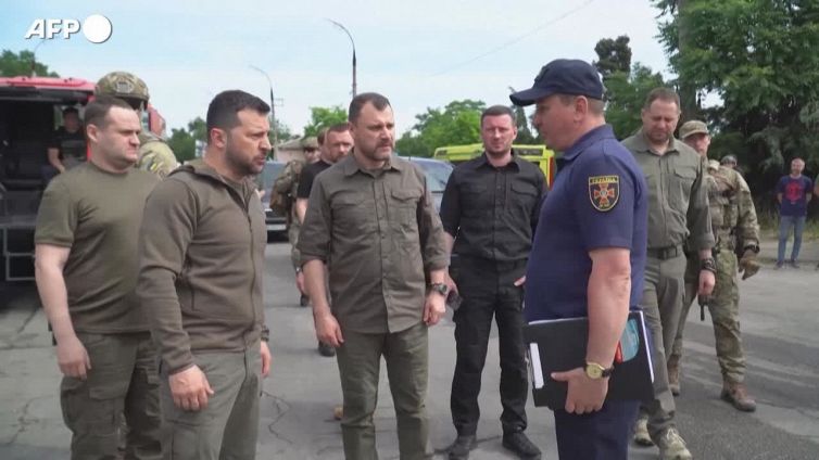 Ucraina, il presidente Zelensky visita la regione allagata di Kherson