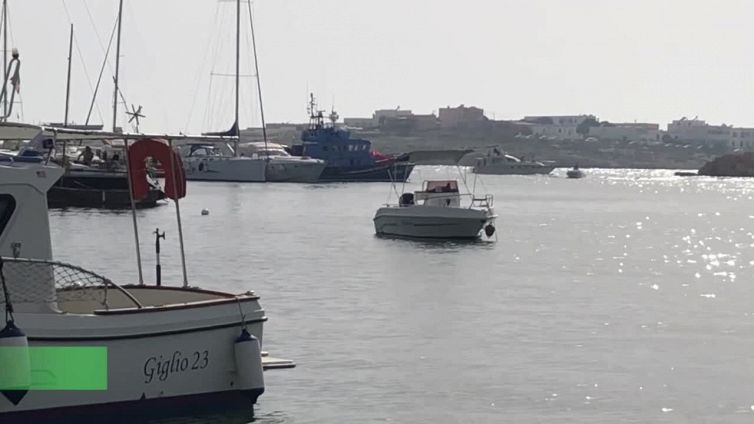 Migranti, Sea Watch pronta a partire con Aurora: "La nostra risposta ai decreti del governo"