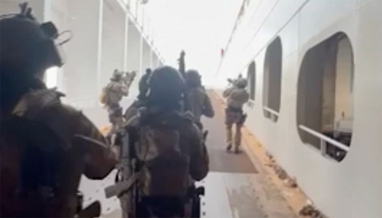 Nave sequestrata al largo di Ischia: spettacolare intervento della Marina