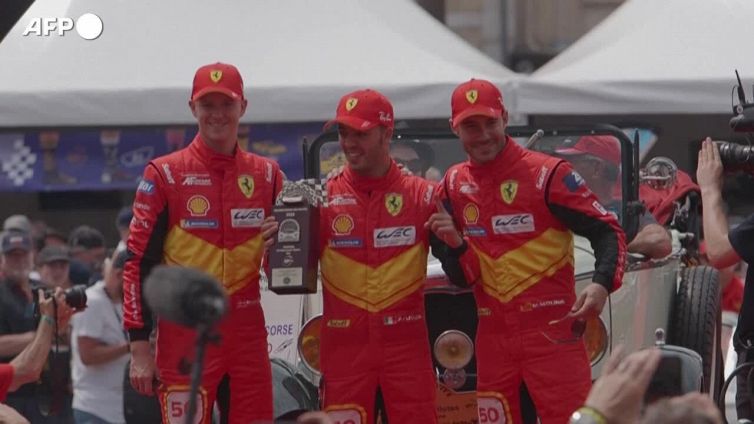 24 Ore di Le Mans, i piloti sfilano su auto d'epoca per la citta'