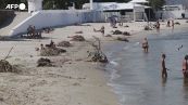 Ucraina, Odessa: bagnanti in spiaggia fra detriti e rifiuti