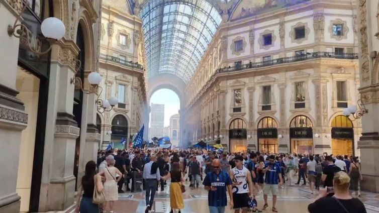 Champions League, cori e fumogeni in Galleria a Milano prima della finale