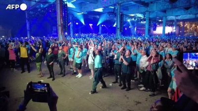 Manchester, i tifosi del City fanno festa con "We are the champions"