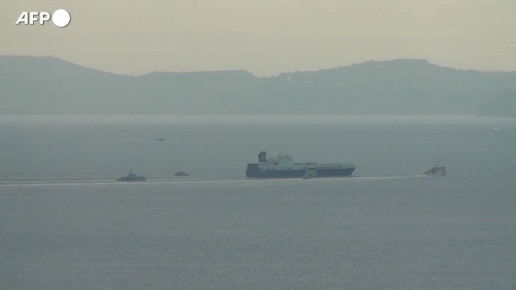 Cargo non dirottato, tre migranti denunciati solo per porto d'armi