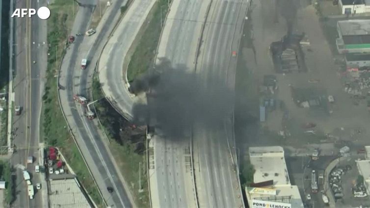 Usa, un incendio causa il crollo di un trafficato cavalcavia autostradale a Filadelfia