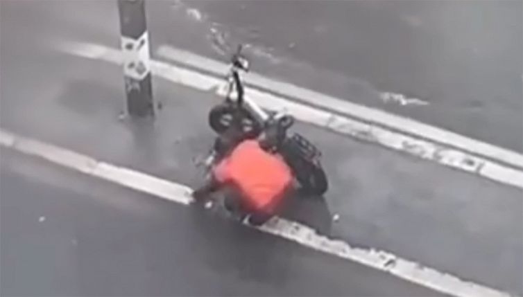 Nubifragio a Roma: rider cerca di stappare i tombini a mani nude