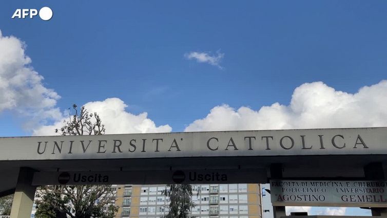 Il Papa a riposo, la messa in tv e l'Angelus da solo