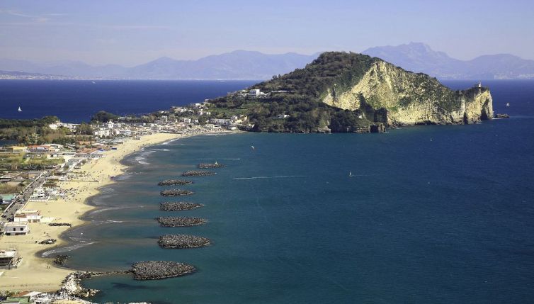 Cosa sta succedendo ai Campi Flegrei e cosa rischiamo con il maxi vulcano